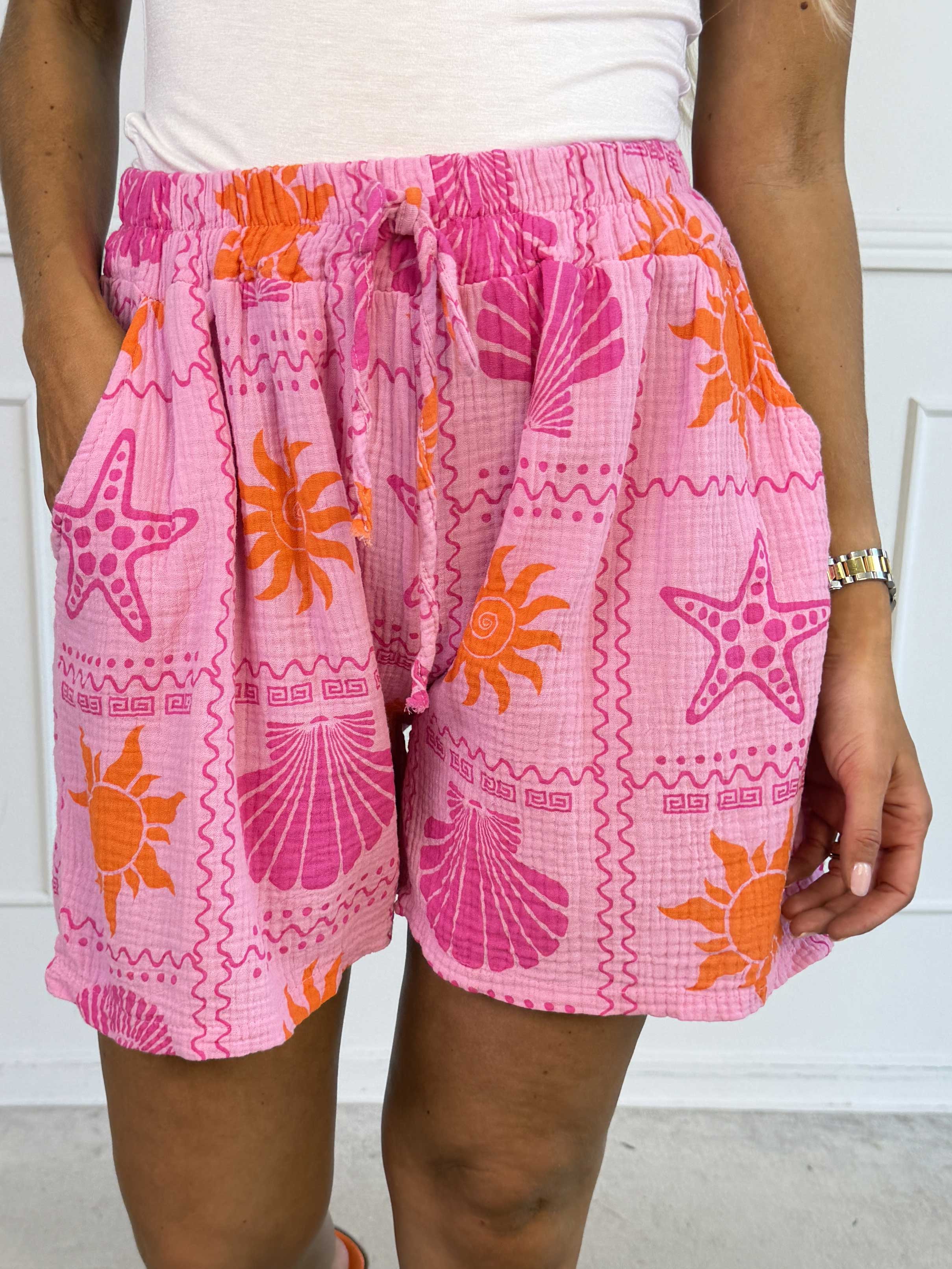 Stevie Summer - Bløde shorts i bomulds musselin-stof med sommermotiver